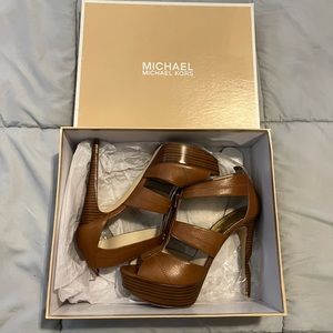 Michael Kors Luggage Berkeley Platform Size 9
